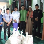 General Manager Hotel Savana Malang Suprapto, bersama jajarannya, usai memberikan tali asih kepada takmir masjid. foto: ist