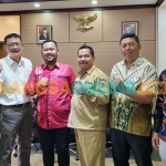 Bupati Gresik, Fandi Akhmad Yani (tiga dari kiir), saat menemui Kepala Desa Sumput, Sutaji, bersama anggota FPG DPRD Gresik, Atek Riduan, dan tokoh masyarakat. Foto: SYUHUD/BANGSAONLINE