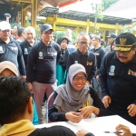 Pakde Karwo saat melihat langsung pelayanan kesehatan kepada masyarakat Bangkalan, didampingi Ketua PWI Pusat, Bupati dan Wakil Bupati Bangkalan. Foto: AHMAD FAUZI/BANGSAONLINE