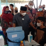 Bupati Situbondo Karna Suswandi dan Kepala OJK Jember Hardi Rofiq Nasution saat meninjau pelaksanaan vaksinasi.
