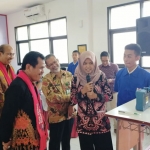 SATU-SATUNYA: Peresmian Laboratorium Fiber pertama di Sidoarjo oleh Kabid Pembinaan SMK Diknas Jatim didampingi Ketua YPT Dwi S Purnomo, Sabtu (11/1). foto: ist