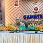 Direktur RSUD Gambiran, Aditya Bagus Djatmiko (tengah) saat memberi paparan. Foto: MUJI HARJITA/BANGSAONLINE