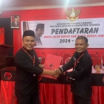 Badrudin Zamroni, Perwakilan Nanang Handono Prasetyo saat mendaftar sebagai bacabup-bacawabup ke kantor DPC PDIP Jember, Senin (22/4/2024). Foto: Ist.