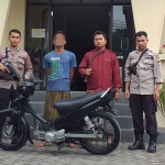 Tersangka pembacokan dan barang bukti saat diamankan polisi.