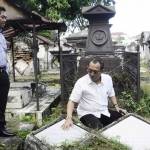 Ketua DPRD Surabaya, Ir Armuji dan Anggota Komisi A Budi Leksono menunjukan salah satu sudut Kompleks Makam Peneleh yang cukup artistic. Lokasi tersebut bahkan kerap dijadikan ajang fotography.