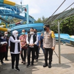 Gubernur Jawa Timur Khofifah Indar Parawansa saat meninjau langsung lokasi insiden runtuhnya bagian wahana perosotan di kawasan Kolam Renang Waterpark Kenjeran Surabaya, Minggu (8/5). Foto: Humas PemprovJatim