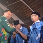Menpora Imam Nahrawi memberikan selamat kepada Moch Nur Arifin yang baru dilantik sebagai Ketua DPD KNPI Jatim. foto: DIDI ROSADI/ BANGSAONLINE