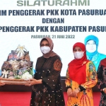 Ketua TP PKK Kabupaten Pasuruan Hj. Lulis Irsyad Yusuf (kiri) memberikan cenderamata Ketua TP PKK Kota Pasuruan Hj. Fatma Saifullah Yusuf.