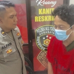 Kanit Reskrim Polsek Mulyorejo, Ipda Alfan Alfian bersama pelaku yang nekat cabuli tetangganya. Foto: Rusmiyanto/BANGSAONLINE