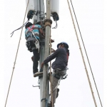Pekerja sedang merawat tower. foto: ilustrasi