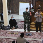 Kapolres Kediri Kota AKBP Eko Prasetyo bersama Dandim 0809 Kediri Letkol Inf. Rully Eko Suryawan saat berada di Masjid Auliya Setonogedong, Kota Kediri. (foto: ist)