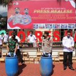 Kapolres Batu, AKBP I Nyoman Yogi Hermawan, saat memimpin giat pemusnahan barang bukti minuman keras hasil sitaan Satresnarkoba Polres Batu.