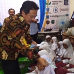 Plt Bupati Sidoarjo Ahmad Nur Syaifuddin (Cak Nur) ikut menyantuni para anak yatim saat hadir pada HUT ke-20 HARIAN BANGSA, Selasa (3/3/2020). foto: bangsaonline.com