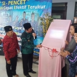 Wabup Qosim saat launching si pencet di Desa Melirang, Bungah. foto: SYUHUD/ BANGSAONLINE