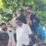 Ketua DPRD Banyuwangi bersama kedua wakilnya saat menemui para demonstran.