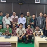 Ketua DPRD Pamekasan Fathorrahman foto bersama Forum Wartawan Pamekasan.