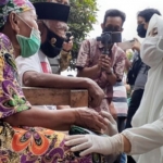 Tampak dr. Ikfina memakai alat penunjang lengkap protap kesehatan. (foto: ist)