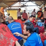 Puluhan WBP Lapas Tuban sedang mengikuti pelatihan membatik.