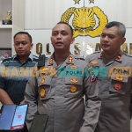Kapolres Sampang, AKBP Arman, saat menggelar konferensi pers terkait pembubaran demo mahasiswa yang menolak kenaikan harga BBM. Foto: MUTAMMIM/BANGSAONLINE