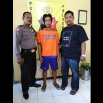 Tersangka penganiayaan Yosi Panang Harjanto saat didampingi petugas Polsek Porong.