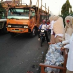 Wakil Ketua DPRD Gresik Hj. Nur Saidah bersama perkumpulan ibu-ibu ketika bagi takjil di perempatan jalan Duduk yang macet. foto: SYUHUD/ BANGSAONLINE