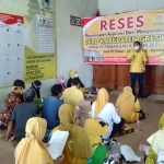 Asroin Widiana saat menggelar reses masa persidangan II tahun 2021 di Desa Lowayu, Kecamatan Dukun. foto: SYUHUD/ BANGSAONLINE