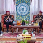 Wali Kota Pasuruan didampingi wakilnya saat memberi paparan.