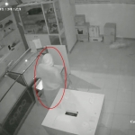 Tangkapan layar rekaman cctv yang memperlihatkan pelaku saat membobol toko (lingkaran merah).