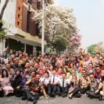 Kemesraan tampak saat Wali Kota Risma foto bersama para kepala OPD serta jajaran Forkopimda Kota Surabaya di bawah rindangnya pohon Tabebuya yang sedang bermekaran, seakan-akan ikut mengucapkan selamat ultah. 