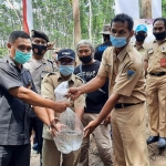 Kabid Perikanan Budidaya Dinas Perikanan Kabupaten Kediri Santoso, secara simbolis menyerahkan benih ikan lokal kepada Camat Pagu Moch. Imron dan Kades Wates Hadi Sutrisno, disaksikan oleh Kapolsek Pagu AKP Hariyanto dan Benny Prasetyo dari EPPI. foto: MUJI HARJITA/ BANGSAONLINE