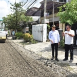 Bupati Yuhronur Efendi meninjau langsung pekerjaan salah satu ruas jalan di wilayah Kabupaten Lamongan.