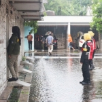 Petugas gabungan saat menyisir salah satu penginapan. Foto: ist