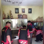 Tim Penyidik Kejari Tuban saat melakukan penggeledehan di Kantor Desa. (Ist)