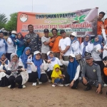 FRPB Pamekasan bersama dan tim di Pantai Jumiang usai menanam bibit pohon cemara udang.