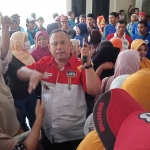 Ayik di tengah kerumunan buruh yang hadir saat sidang di PN. 