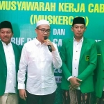 Gus Mamak dan Mas Ab saat menyampaikan gagasan Pilkada di acara Muskercab PPP Sampang. 