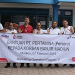 Perwakilan dari Pertamina MOR V saat memberikan bantuan kepada korban banjir. 