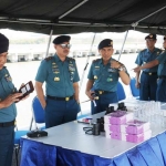 Pangkoarmada II saat meninjau langsung Latihan Sea Survival.