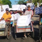 Kompak saat melakukan aksi damai dan juga membagikan uang ke tukang becak di perempatan pegadaian di Jalan Kabupaten Pamekasan.