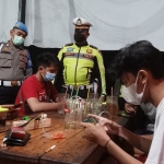 Petugas dari Polresta Sidoarjo saat menggelar operasi yustisi di salah satu warung.