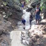 Pengunjung berada di air terjun tingkat ke-4. foto: BANGSAONLINE