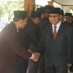 Bupati Trenggalek Dr.Ir Mulyadi menyalami seluruh pejabat usai mutasi.foto: herman/BANGSAONLINE