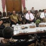 SIMBOLIS: Bupati Sidoarjo H Saiful Ilah saat bertemu delegasi pengusaha Inggris, Mr Chris Wren didampingi Kadin Jatim, di Pendopo Delta Wibawa, Jumat (23/9). foto: MUSTAIN/ BANGSAONLINE