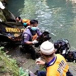 Petugas gabungan saat mengevakuasi jenazah Galang Dani dari Kali Biru. foto: ist.