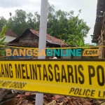 Garis polisi pada area bor sumur yang mengeluarkan api di Sampang. Foto: MUTAMMIM/BANGSAONLINE
