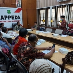 Kepala Badan Perencanaan Pembangunan Daerah (Bappeda) Kabupaten Sumenep Drs. H. Yayak Nurwahyudi saat Focus Grup Discussion (FGD) Model Pengembangan Entrepreneurship Berbasis Pesantren di Kantor Bappeda Sumenep. (foto: ist)