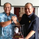 Ketua PWI Malang Raya Ariful Huda menerima cinderamata dari Ketua DPRD Kota Malang I Made Riandiana Kartika, Senin (17/02). foto: IWAN IRAWAN/ BANGSAONLINE