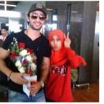 Shaheer Sheikh saat tiba di bandara dan disambut oleh fansnya. foto: kapanlagi.com