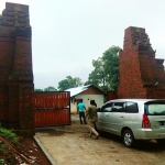 Gerbang pintu masuk lokasi SMK Alam Raya. (foto: SUPARDI/ BANGSAONLINE)