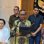 Menteri Koordinator Bidang Politik, Hukum, dan Keamanan (Menko Polhukam) Mahfud MD saat konferensi pers usai rapat dengan Tim Percepatan Reformasi Hukum di Kantor Kemenko Polhukam, Jakarta, Jumat (9/6/2023). Foto: KOMPAS.com